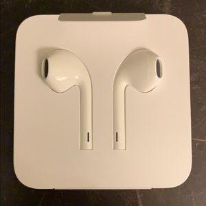 NEW APPLE EARPODS WITH LIGHTNING CONNECTOR